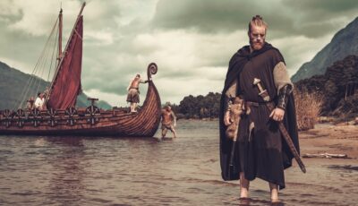 Ein Wikinger und sein Drakkar - © Nejron