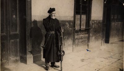 Ein Black and Tans in Dublin - National Library of Ireland on The Commons - cc