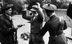 Black and Tans kontrollieren einen Iren - Public Domain