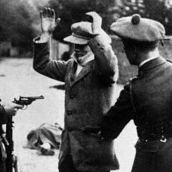 Black and Tans kontrollieren einen Iren - Public Domain