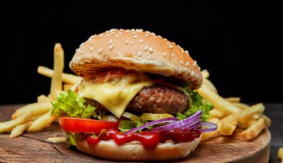Ein Burger in einem irischen Pub - © Mara Zemgaliete