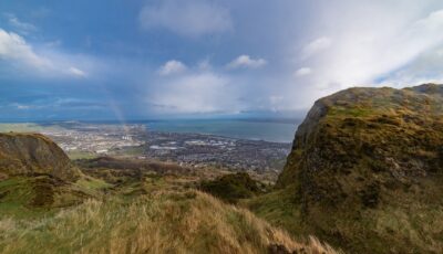 Cave Hill und seine Aussicht auf Belfast - © stevie