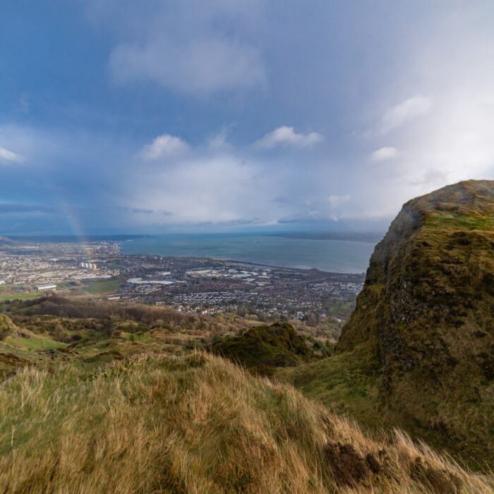 Cave Hill und seine Aussicht auf Belfast - © stevie