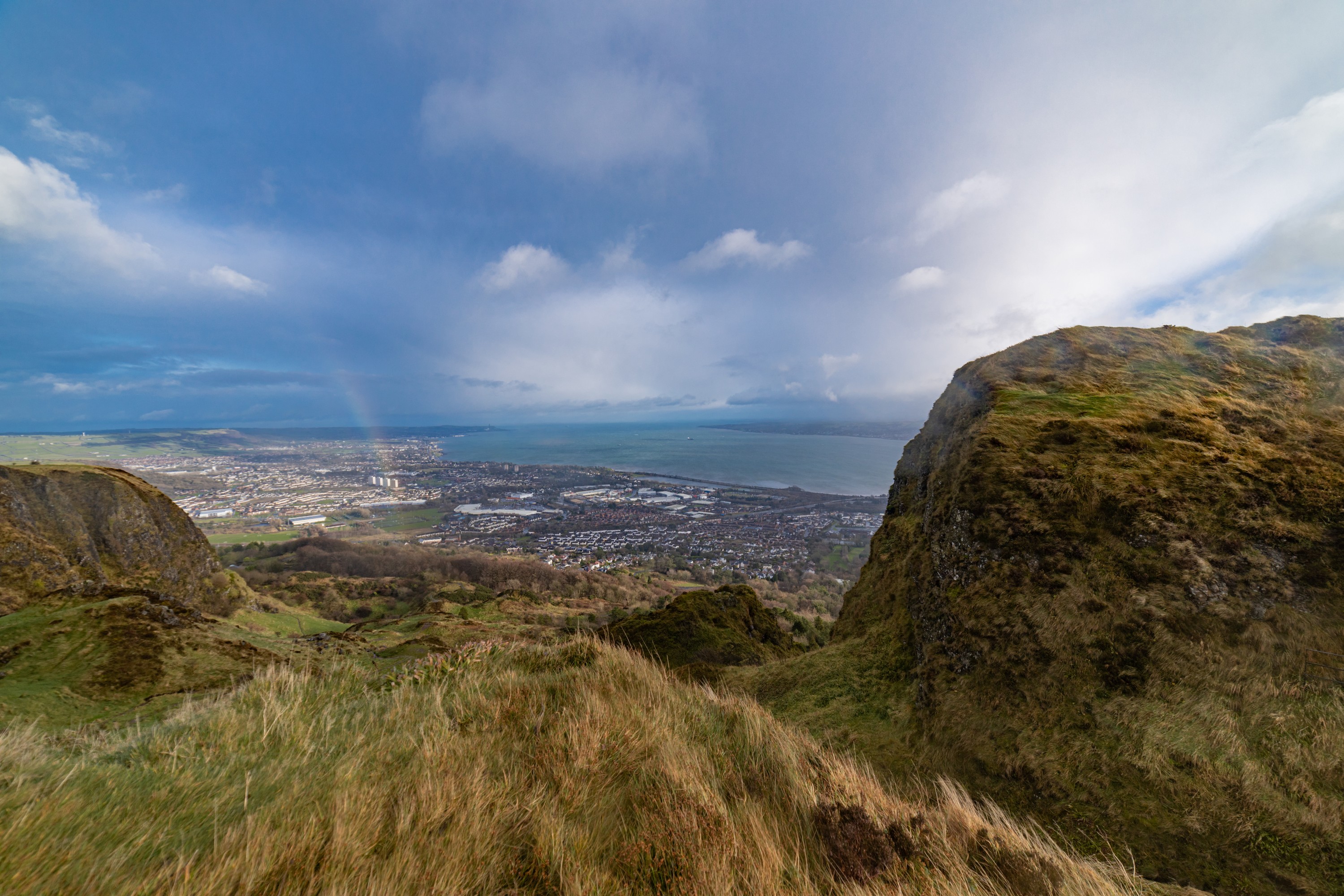 Cave Hill und seine Aussicht auf Belfast - © stevie