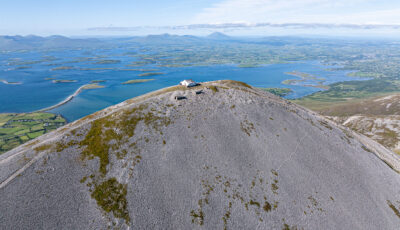 Luftaufnahme von Croagh Patrick und der Clew Bay - Big Stule Media - ©Failte Ireland
