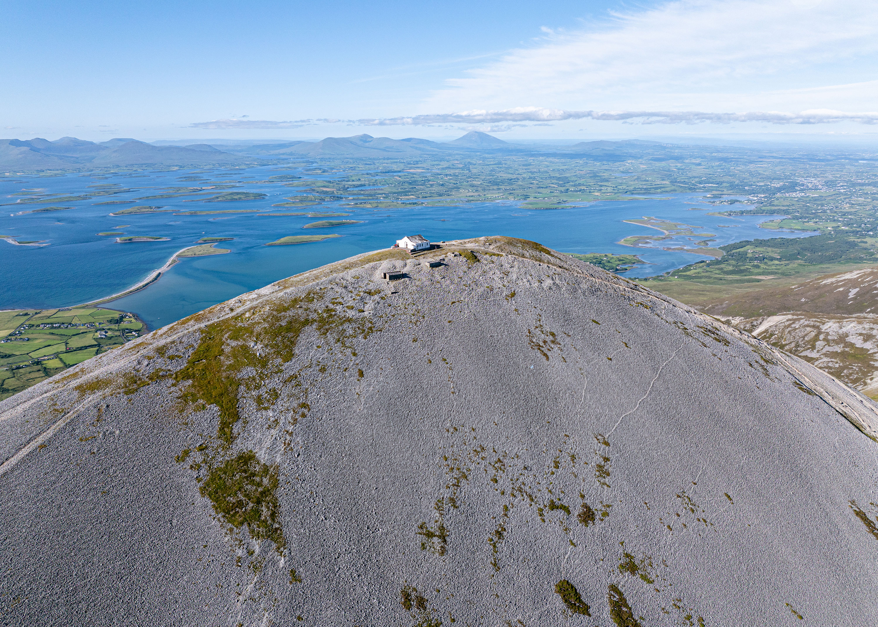 Luftaufnahme von Croagh Patrick und der Clew Bay - Big Style Media - ©Failte Ireland