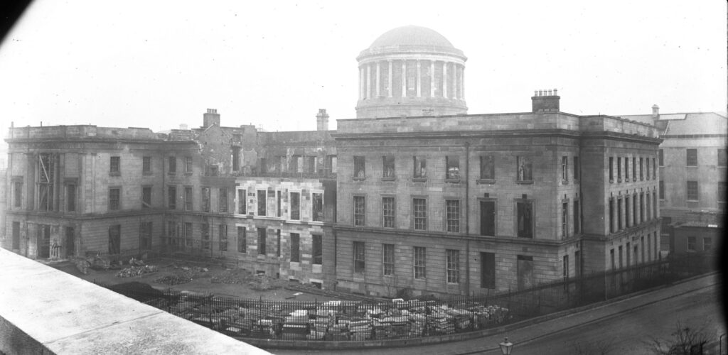 Die Four Courts inmitten des irischen Bürgerkriegs - Public Domain