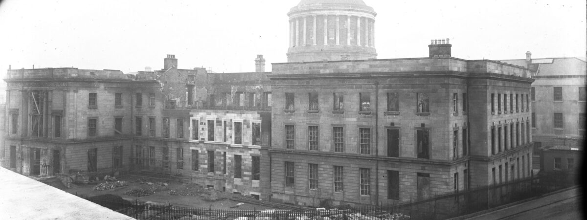 Die Four Courts inmitten des irischen Bürgerkriegs - Public Domain