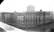 Die Four Courts inmitten des irischen Bürgerkriegs - Public Domain