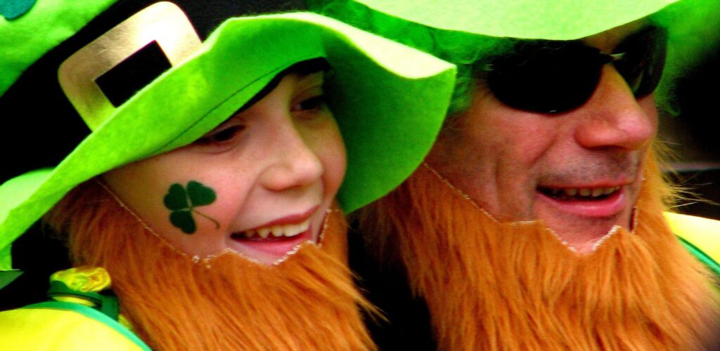Iren, die als Leprechaun verkleidet sind - garryknight - cc