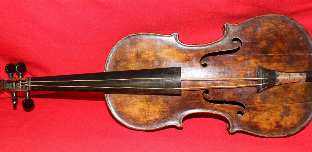 Die Violine der Titanic, ausgestellt im Titanic Belfast in Nordirland