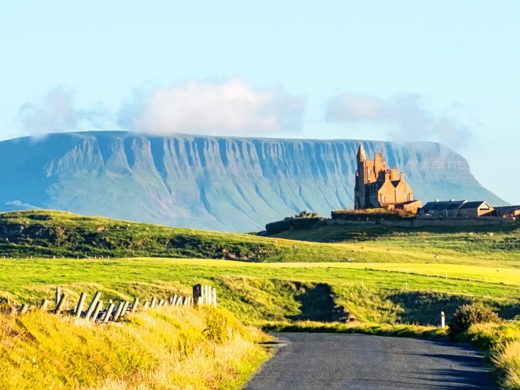 Classiebawn Castle und Ben Bulben - © Madrugada Verde