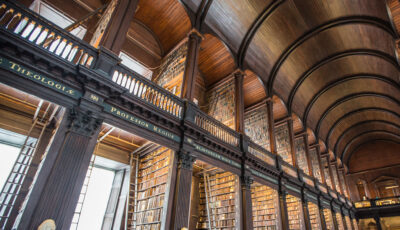 Die Old Library des Trinity College 1 Tonnengewölbe der Long Room im Trinity College Dublin