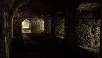Ein Zimmer in der Muckross Abbey - © Links Productions