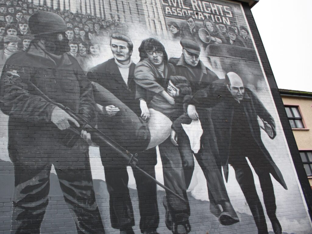 Bloody Sunday auf einer Fassade dargestellt