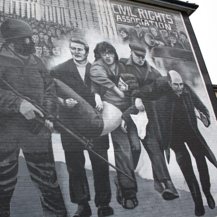 Bloody Sunday auf einer Fassade dargestellt