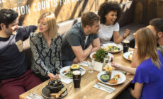 Eine Mahlzeit in einem Gastro Pub (Die Brewers Dining Hall im Guinness Storehouse ) - © Sean Breithaupt for Diageo