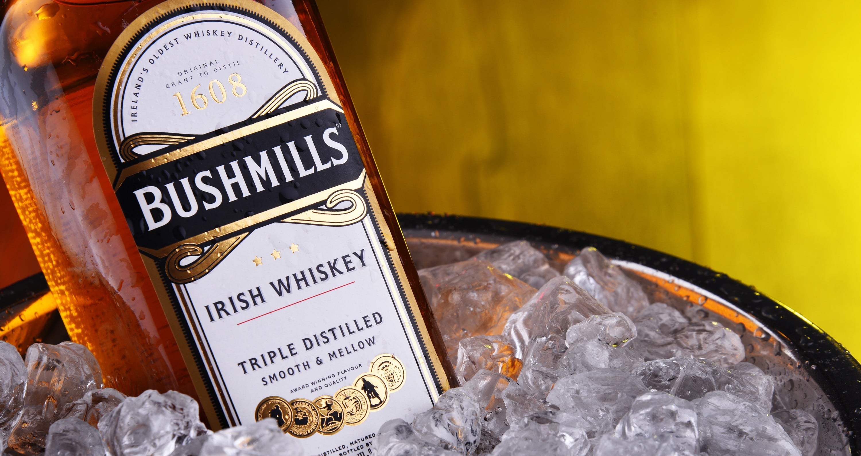 Une bouteille de whiskey Bushmills - © monticellllo - stock.adobe.com