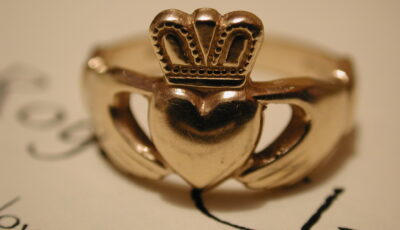 Traditioneller Claddagh-Ring mit zwei Händen, einem Herz und einer Krone