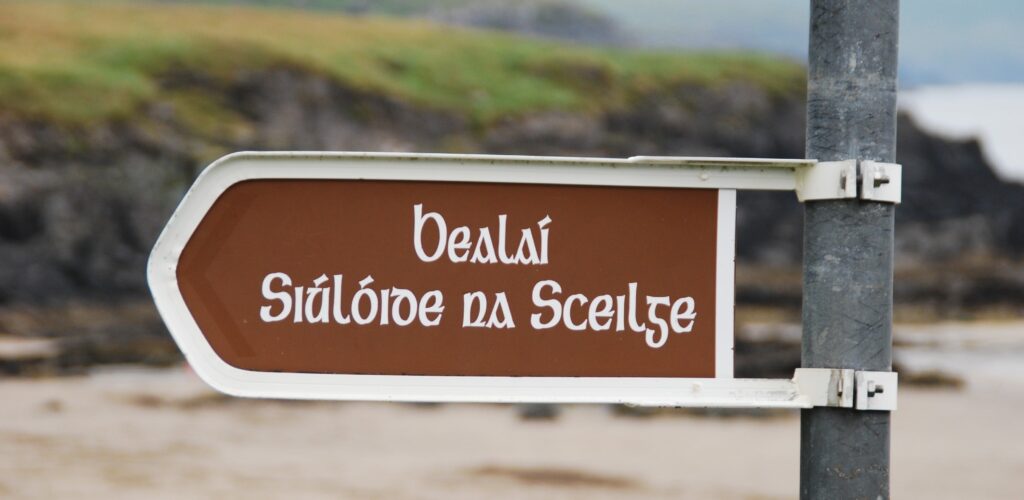 Ein Schild in irischem Gälisch - © nordmann