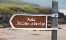 Ein Schild in irischem Gälisch - © nordmann