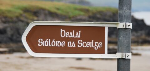 Ein Schild in irischem Gälisch - © nordmann