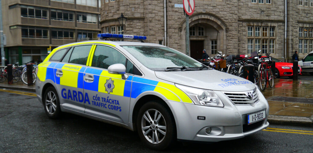 Ein Polizeifahrzeug in Irland - Mic - cc