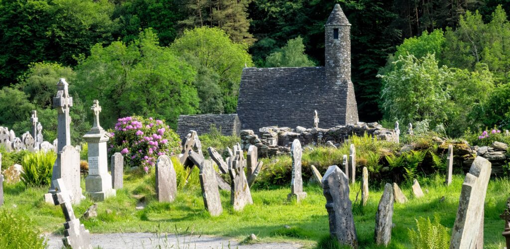 Glendalough: Vandalen haben einen 1000 Jahre alten Stein gespalten