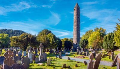 Glendalough 1 Rundturm und Friedhof der Klosteranlage Glendalough in Wicklow