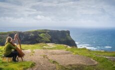 Eine Harfenspielerin in Irland - © Dawid