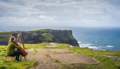 Eine Harfenspielerin in Irland - © Dawid