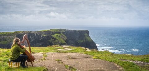 Eine Harfenspielerin in Irland - © Dawid