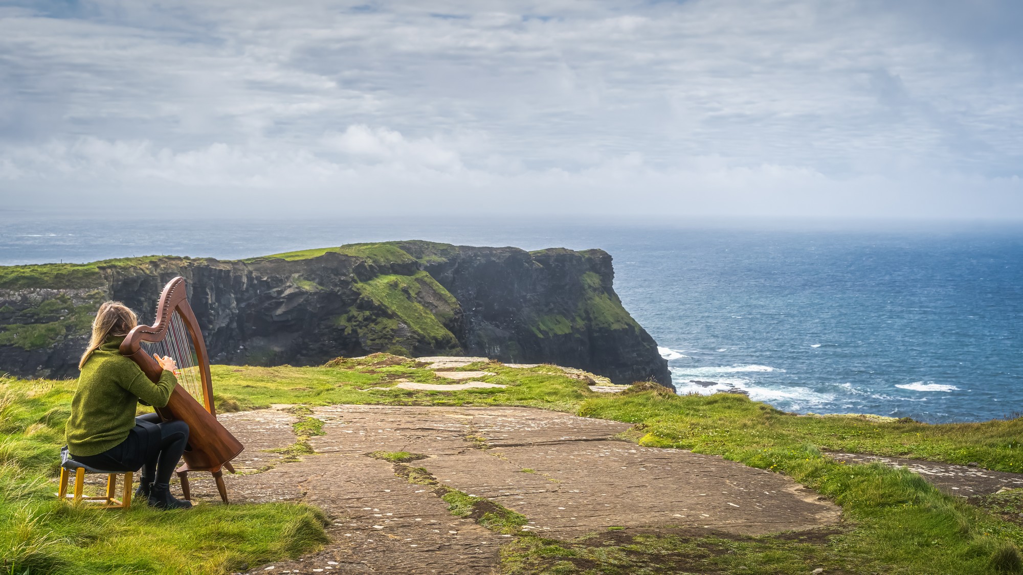 Eine Harfenspielerin in Irland - © Dawid