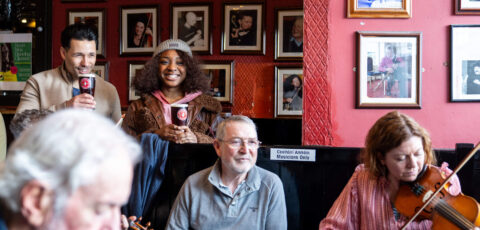 Un moment de craic dans un irish pub -