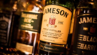 Flasche und Glas Jameson Whiskey, der heute in Midleton in Irland hergestellt wird