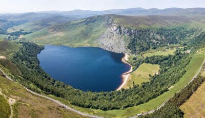 Sally Gap 1 Lough Tay und Luggala Mountain nahe Sally Gap in den Wicklow Mountains
