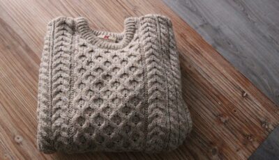 Der irische Pullover 2 Traditioneller irischer Wollpullover mit Zopfmustern