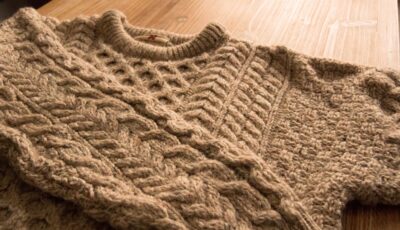 Der irische Pullover 3 Aran-Pullover mit traditionellen irischen Zopfmustern