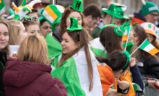 Iren warten auf die Große Parade in Dublin - ©Allen Kiely