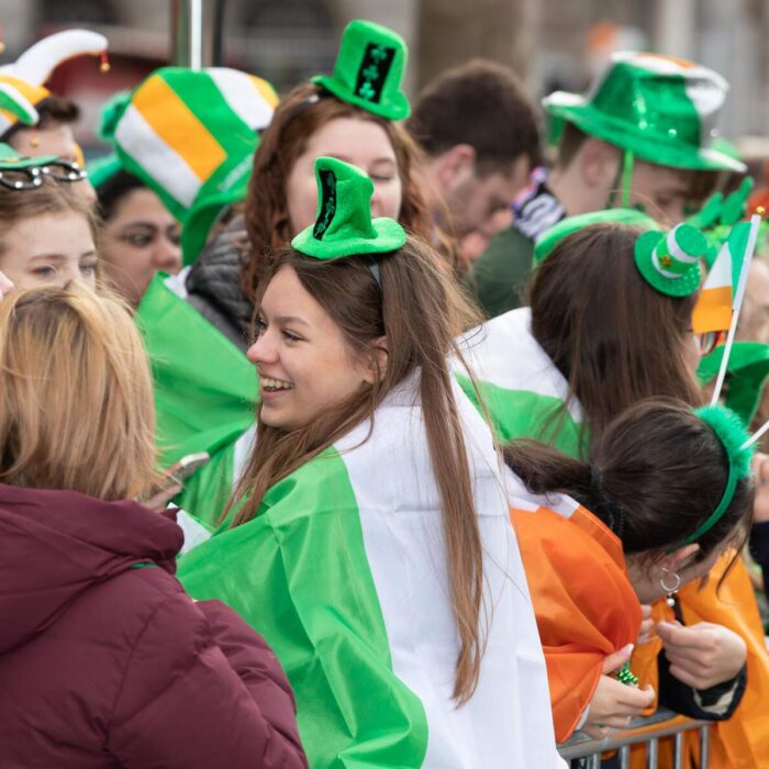 Iren warten auf die Große Parade in Dublin - ©Allen Kiely