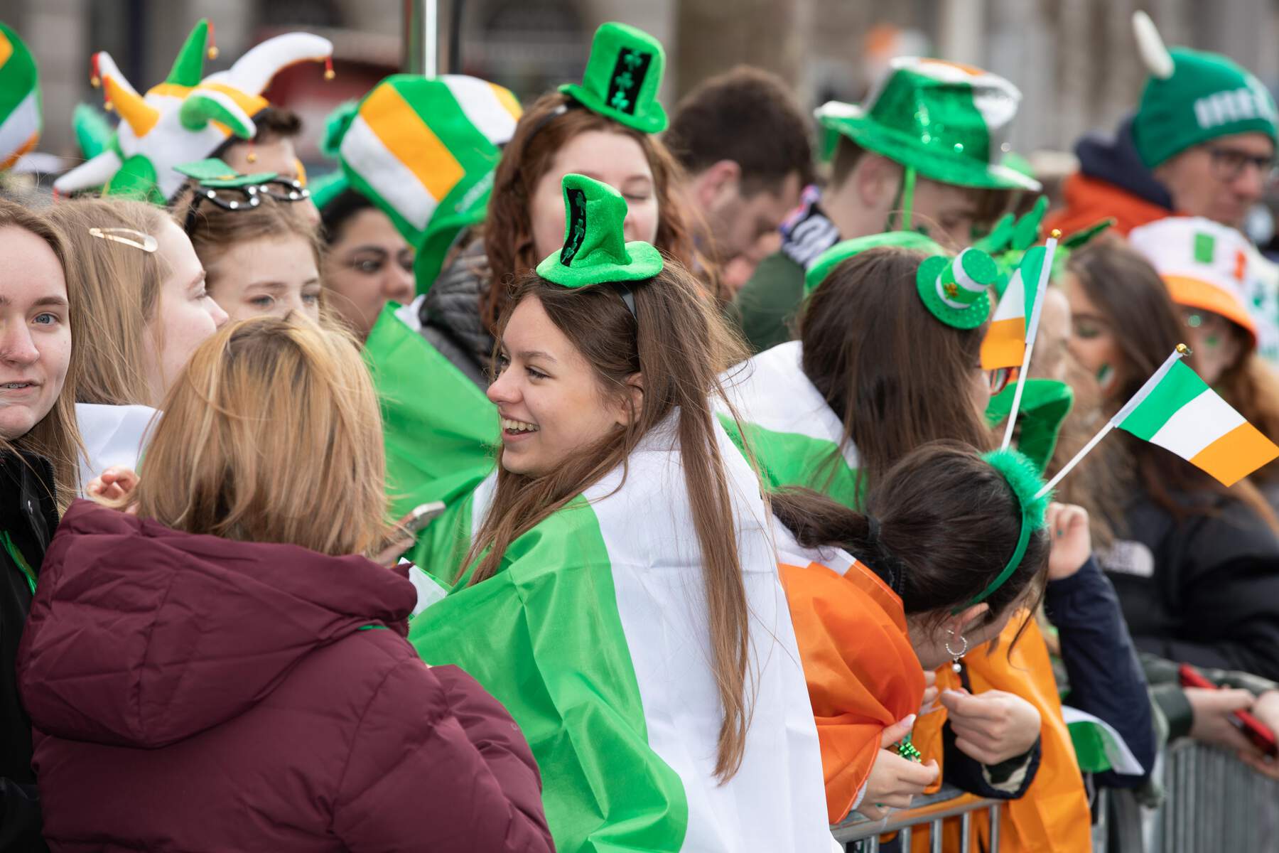 Iren warten auf die Große Parade in Dublin - ©Allen Kiely