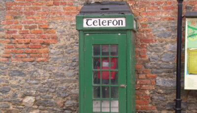 Eine alte irische Telefonzelle - Shannon McNeice - cc