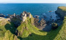 Luftaufnahme von Dunluce Castle - © kilhan
