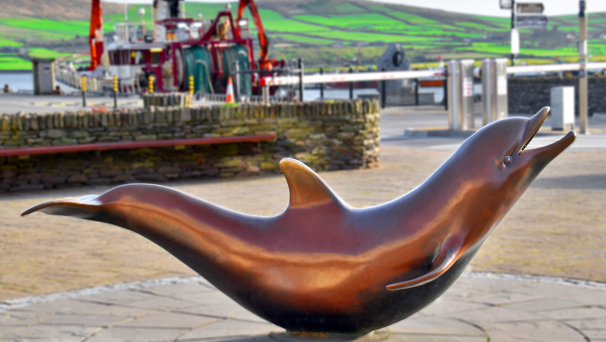 Une statue hommage à Fungie, à Dingle - Ron Cogswell - cc