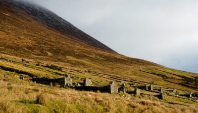 Das Dorf Slievemore - Guanatos Gwyn - cc