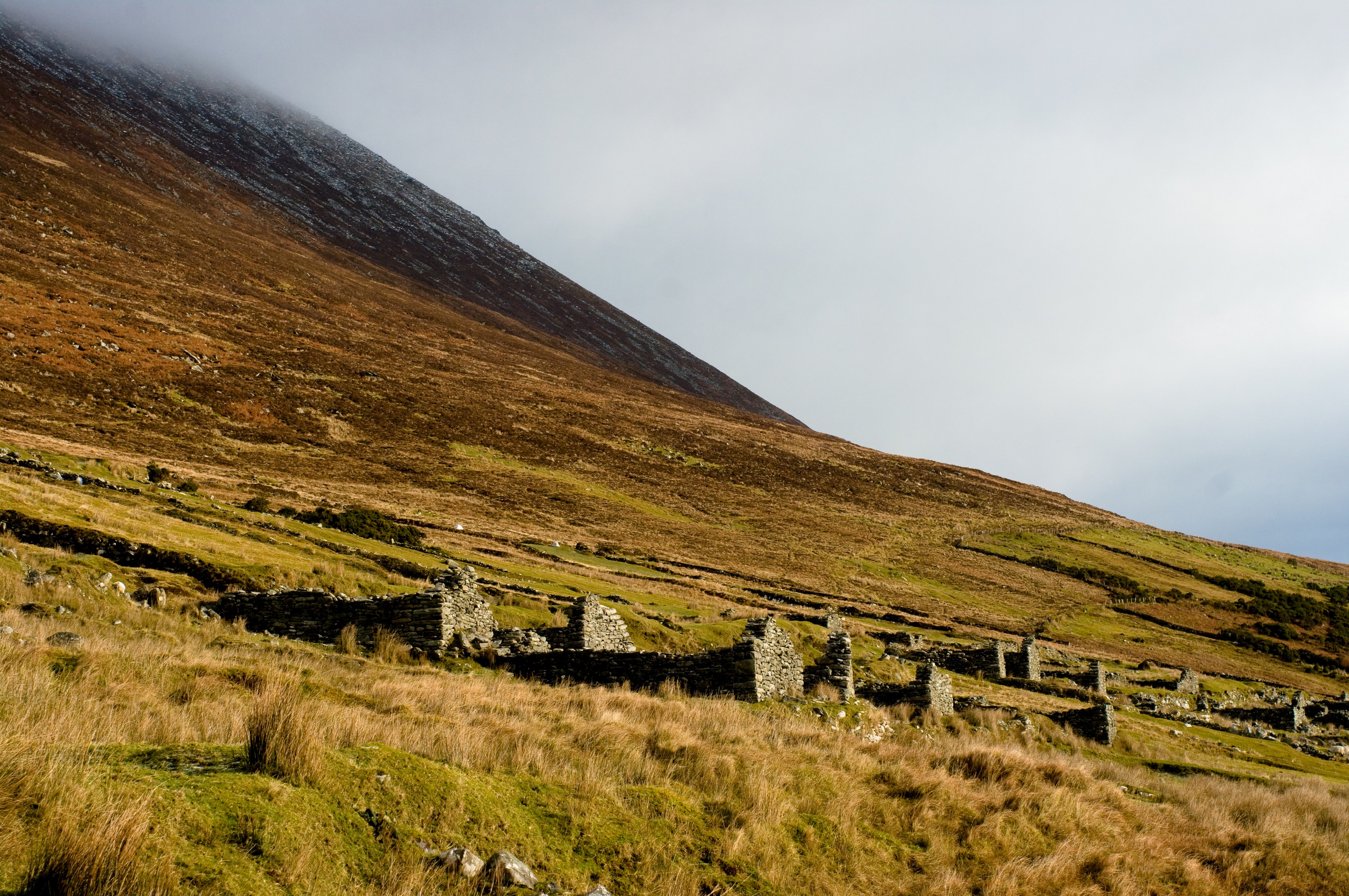 Das Dorf Slievemore - Guanatos Gwyn - cc