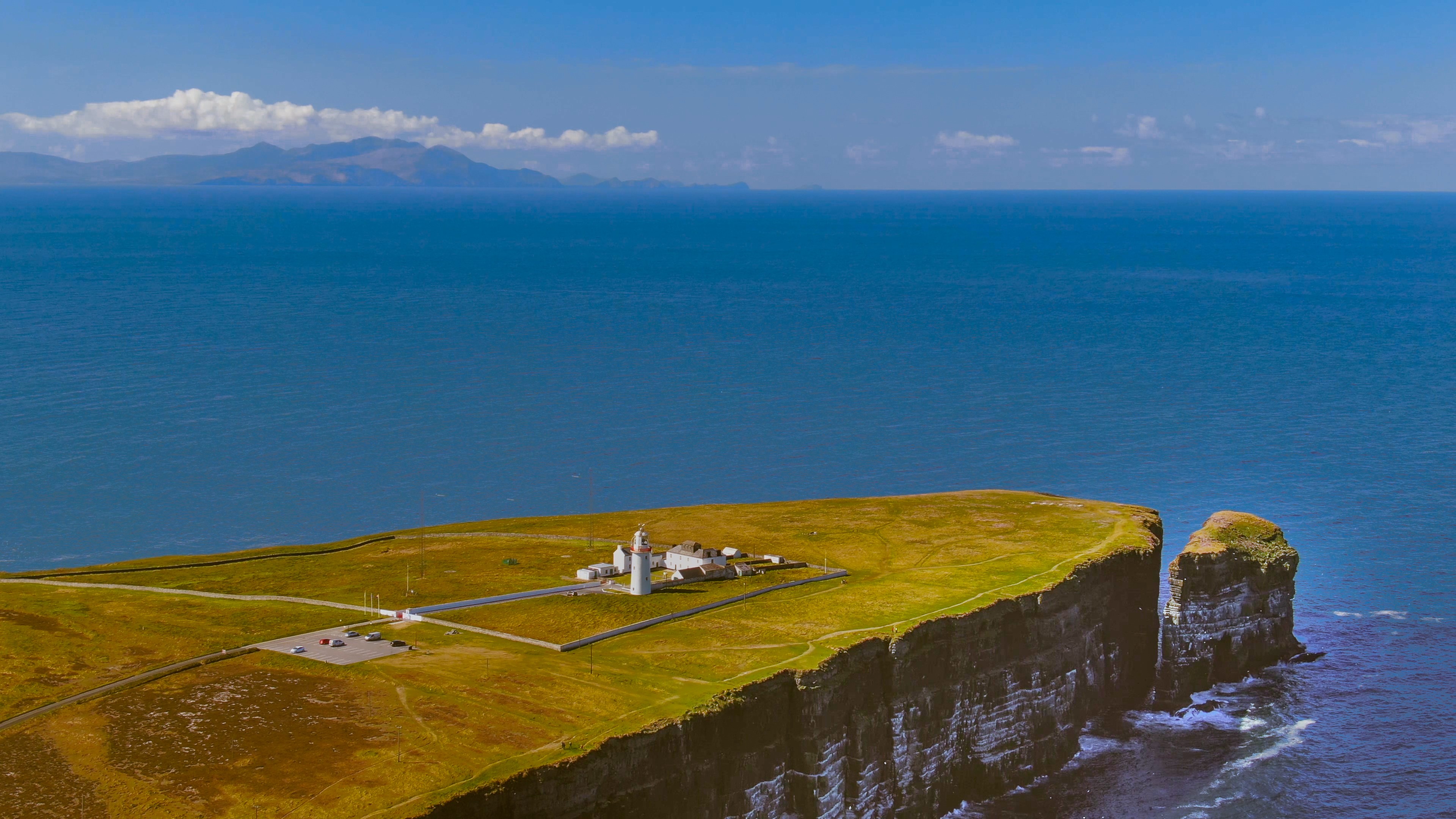 Le Loop Head Lighthouse - 4kclips