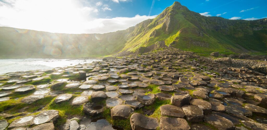 Der Giant’s Causeway in Nordirland wird durch ins Meer geworfene Münzen bedroht