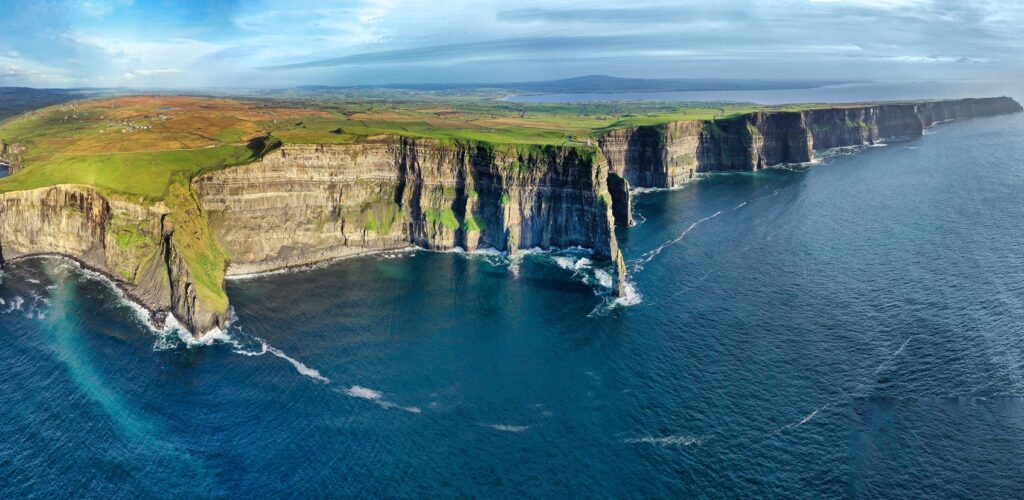 Blick auf die Cliffs of Moher - © pics721