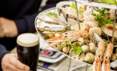 Eine Meeresfrüchteplatte im Johnnie Fox's Pub - Tourism Ireland